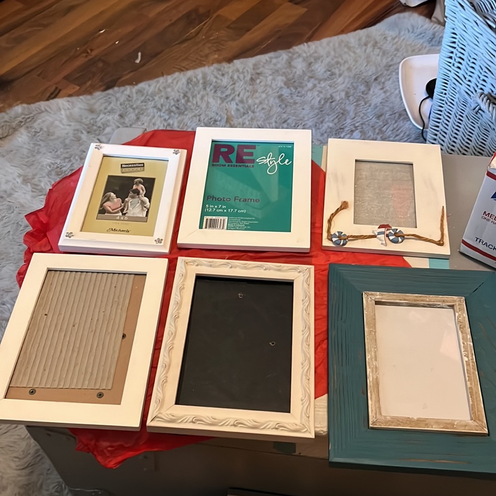 👑 2 for $15 sale!! Lot (6) of mostly white picture frames. 2 4x6 and 4 5x7. $12